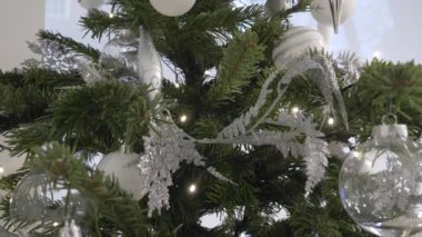 Parlak kar taneleri olan ve dallardan sarkan Noel Ağacı. Kilitli