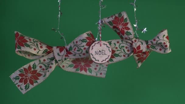 用Holly和Mistletoe设计和木制装饰挂圣诞弓 绿色屏风 — 图库视频影像