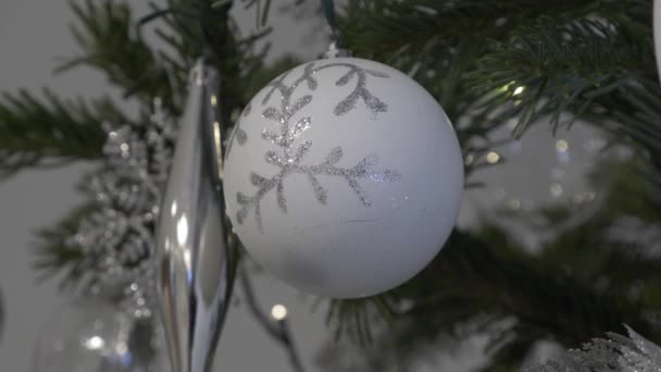 Close Pohled Bílou Cetku Dekorace Visí Vánočního Stromu Uzamčeno — Stock video