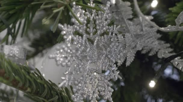 Close Vista Prata Brilho Floco Neve Decoração Árvore Natal Bloqueado — Vídeo de Stock