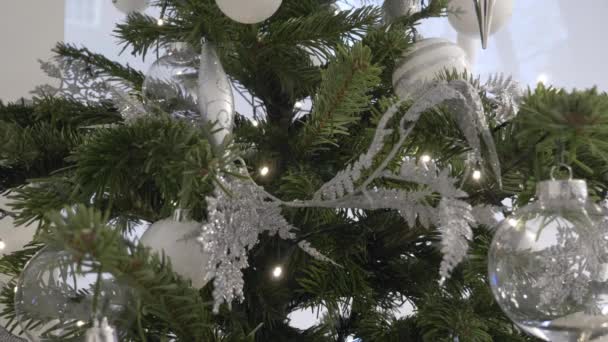 Árvore Natal Com Flocos Neve Glitter Pendurado Baubles Claro Filiais — Vídeo de Stock