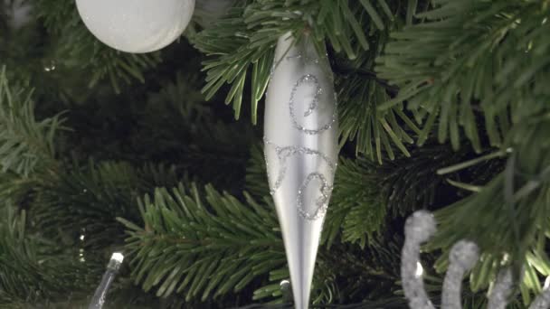 Vista Decoración Plata Colgando Árbol Navidad Cerrado Cerca — Vídeos de Stock