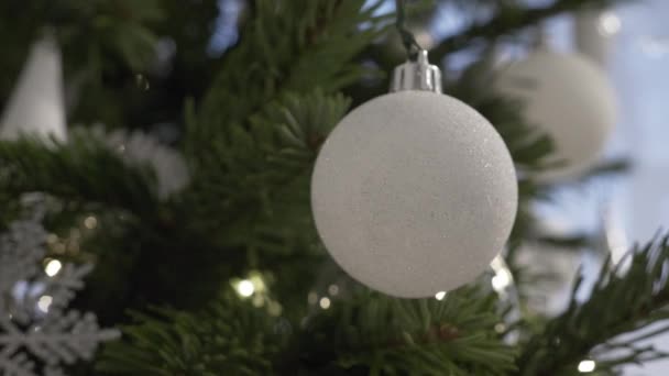 Glitter Bauble Decoración Colgando Del Árbol Navidad Primer Plano Bloqueado — Vídeos de Stock