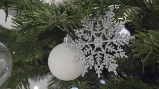 Glitter Bauble Floco Neve Decoração Pendurado Fora Árvore Natal Fechar — Vídeo de Stock