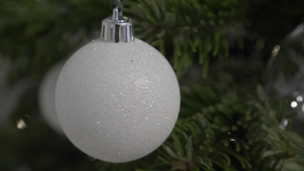 Vista Cerca Decoración Glitter Bauble Colgando Del Árbol Navidad Cerrado — Vídeos de Stock