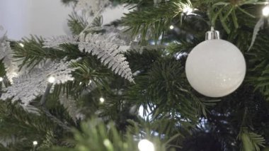 Gümüş Yaprak ve Işıltılı Bauble Dekorasyonlu Noel Ağacı. Kilitli