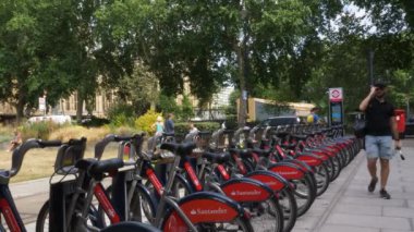 Row of Red Boris Santander Limandaki Bisikletler. Kilitli 