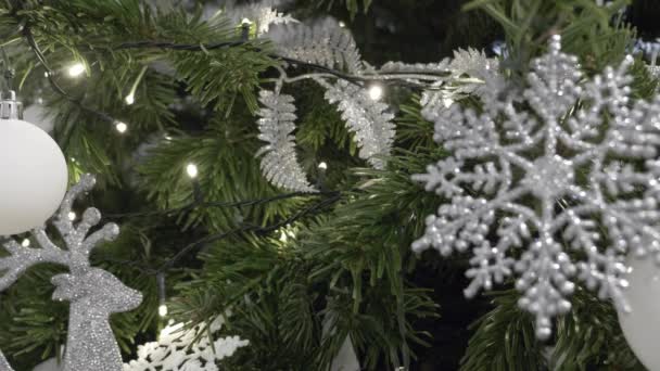 Kerstboom Met Zilveren Glitter Sneeuwvlok Decoratie Afgesloten — Stockvideo