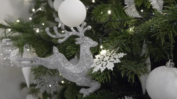 Vánoční stromeček se stříbrnými třpytkami Sobí dekorace. Zavřít a uzamknout