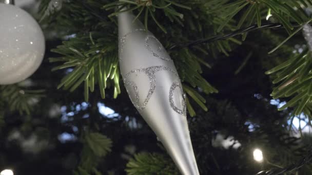 Vista Vicino Della Decorazione Argento Appesa All Albero Natale Bloccato — Video Stock