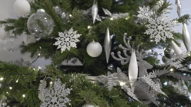 Vista Ángulo Bajo Del Árbol Navidad Adornado Con Plata Brillo — Vídeos de Stock