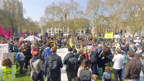 絶滅の危機2019年4月15日の国会広場庭園でスピーカーを聴く反乱抗議者 — ストック動画