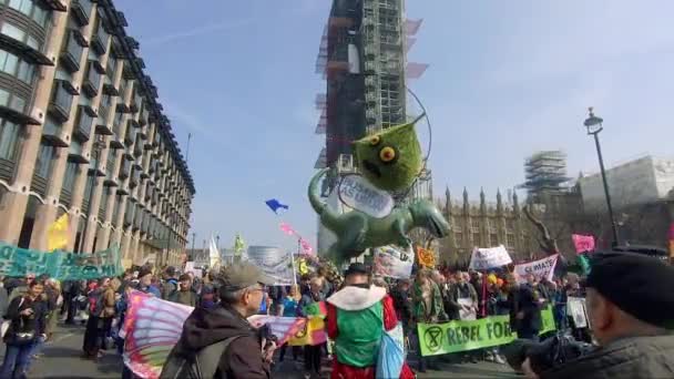 Uitstervingsopstand Demonstrant Bridge Street Bij Big Ben Londen April 2019 — Stockvideo