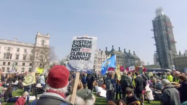 Persoon Met Socialist Worker Placard Bij Uitsterving Opstandingsprotest Tegen Klimaatverandering — Stockvideo