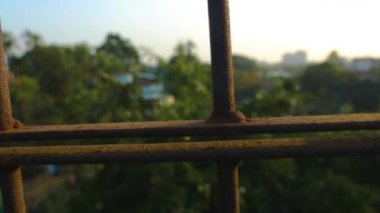 Sylhet, Bangladeş 'te çatıdaki metal çubukların sürgülü çekimini (sağdan sola) kapat