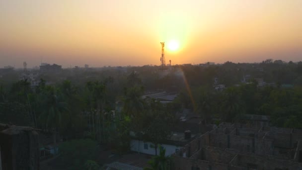 バングラデシュのシルヘトの上の黄金の黄色のオレンジの夕日 スローパン右 — ストック動画
