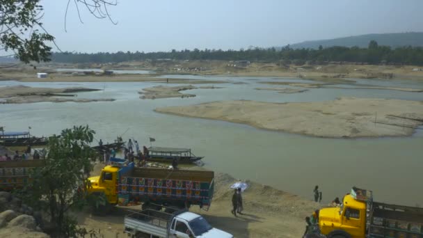 Vrachtwagens Geparkeerd Oever Van Piyain River Jaflong Afgesloten — Stockvideo