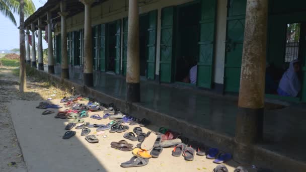 Blick Auf Sandalen Und Flip Flops Außerhalb Von Madrasa Dorf — Stockvideo