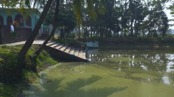 Erwachsene Männer Waschen Sich Neben Stufen Des Grünen Teichs Dorf — Stockvideo