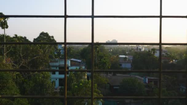 Blick Auf Das Dach Sylhet Bei Sonnenuntergang Durch Drahtzaun Parallax — Stockvideo