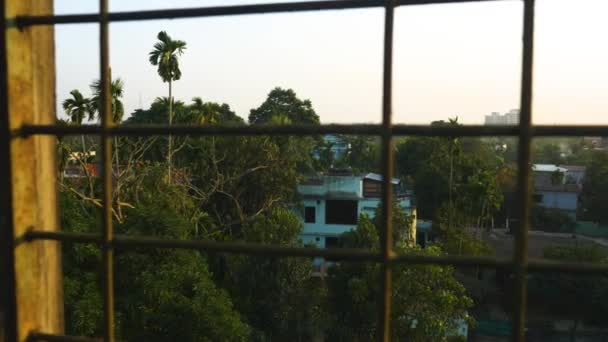 Blick Auf Das Dach Sylhet Bei Sonnenuntergang Durch Drahtzaun Parallax — Stockvideo