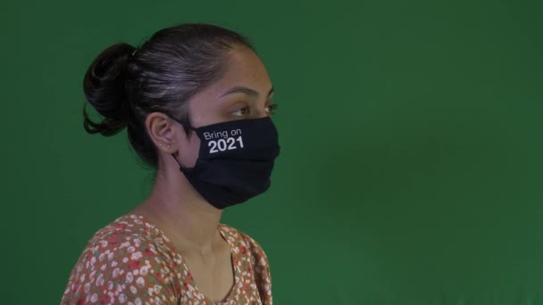Jovem Mulher Asiática Vestindo Trazê 2021 Máscara Facial Tela Verde — Vídeo de Stock