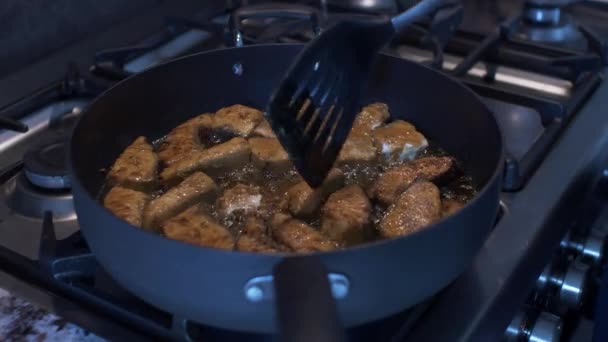 Turner Ranurado Plástico Que Utiliza Sizzling Frying Pan Para Comprobar — Vídeo de stock