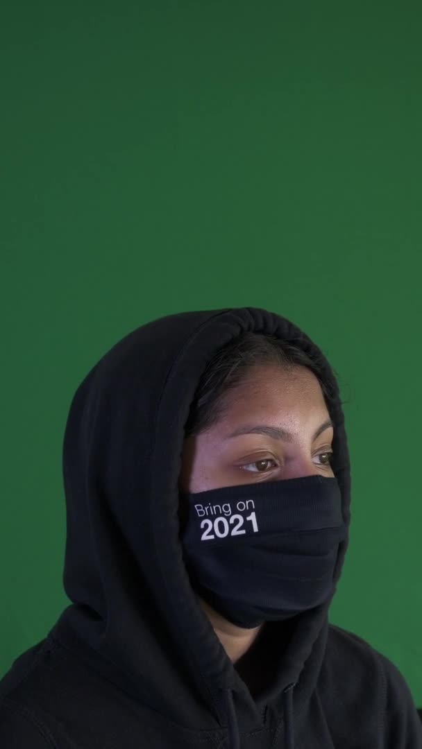 Kvinnliga Tonåring Bär Huvtröja Och Föra Den 2021 Ansiktsmask Grön — Stockvideo