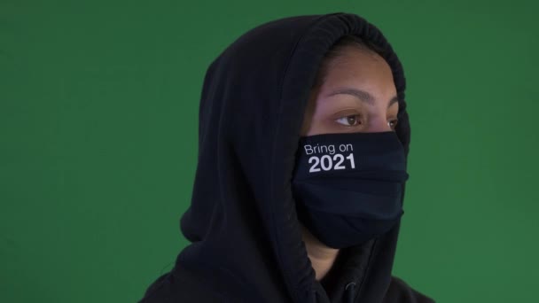 2017 Wearing Hoodie Bring 2021 Face Mask Looking Camera 차단되다 — 비디오