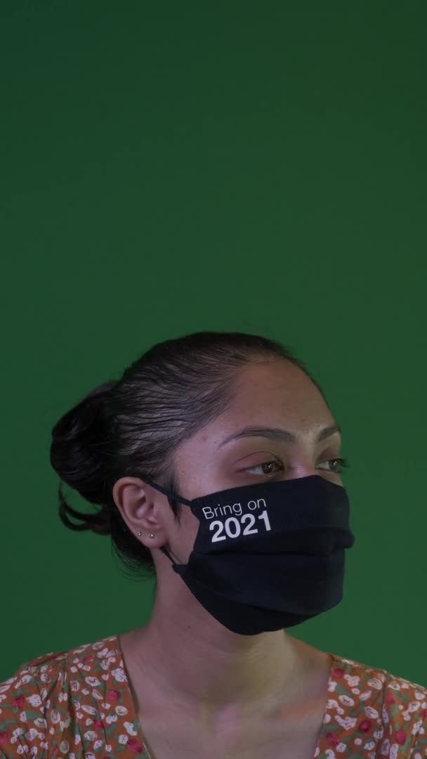 Молодая Азиатка Носит Маску 2021 Года Green Screen Vertical Video — стоковое видео