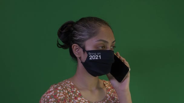 Young Asian Woman Wearing Bring 2021 Face Mask Using Smartphone — Stock Video