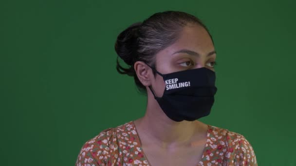 Jeune Asiatique Femme Portant Garder Sourire Masque Visage Regardant Hors — Video