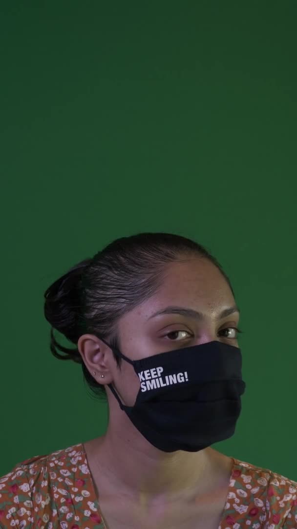 Ung Asiatisk Kvinna Bär Hålla Leende Ansikte Mask Grön Skärm — Stockvideo