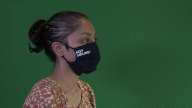 Gülümseyen Maskeli Genç Asyalı Kadın. Yeşil Ekran, Dikey Video