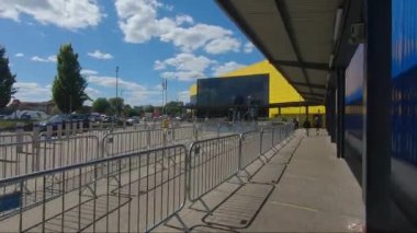POV İkea, Wembley 'deki parmaklıklı kuyrukları geçiyor. Görüntüyü Takip Et