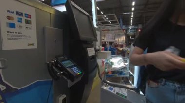 POV, Ikea Deposu 'ndaki koridordan yukarı bakıyor. Görüntüyü Takip Et