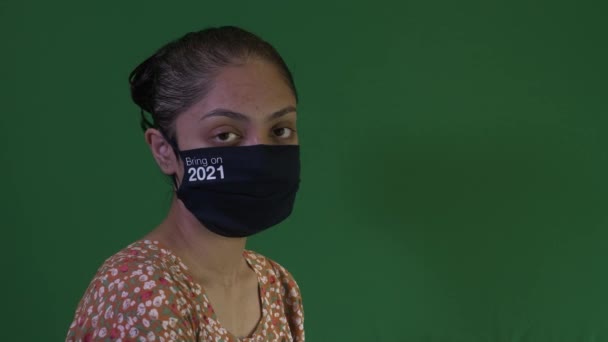 笑顔の顔マスクを身に着けている若いアジアの女性 緑の画面 垂直ビデオ — ストック動画