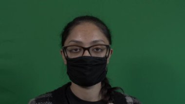 Genç Asyalı Kadın Yüz Maskesini Çıkartıyor. Yeşil Ekran, Kilitli