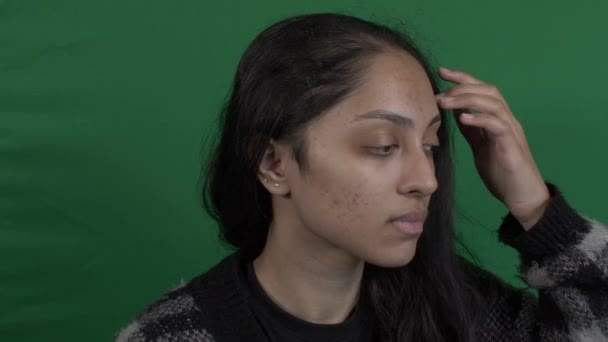 Ung Kvinna Leker Med Håret Tittar Kameran Låst Grön Skärm — Stockvideo