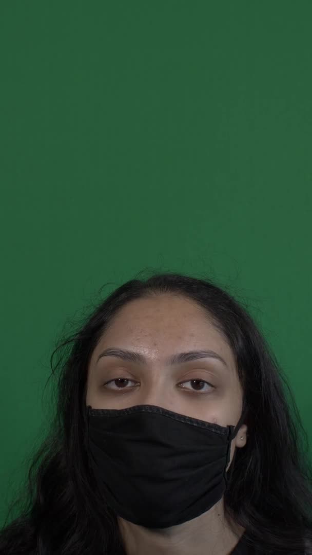 Junge Britische Asiatin Mit Schwarzer Gesichtsmaske Blickt Die Kamera Vertikales — Stockvideo