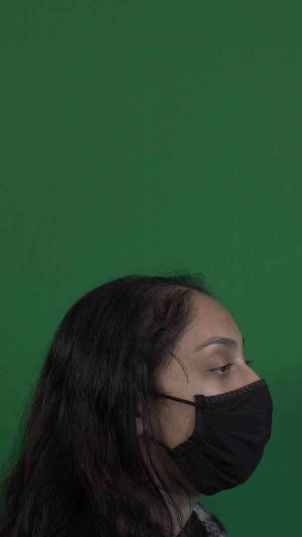 Νεαρή Γυναίκα Μαύρη Μάσκα Προσώπου Κάθετη Βίντεο Πράσινη Οθόνη Δεξιά — Αρχείο Βίντεο