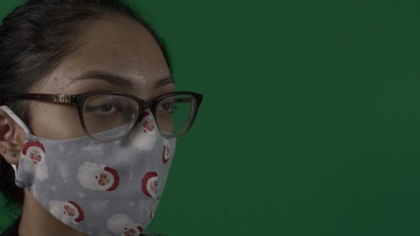 Een Vrouw Met Een Masker Van Kerstman Een Bril Die — Stockvideo