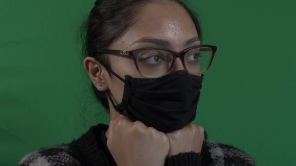 Mujer Joven Usando Máscara Facial Con Las Manos Descansando Barbilla — Vídeo de stock
