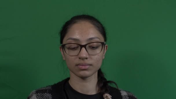 Молодая Женщина Надевает Маску Зеленый Экран Потерянный — стоковое видео