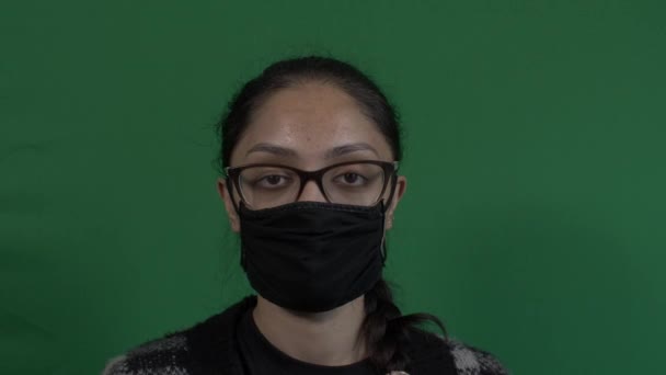 Junge Asiatin Zieht Gesichtsmaske Green Screen Abgesperrt — Stockvideo