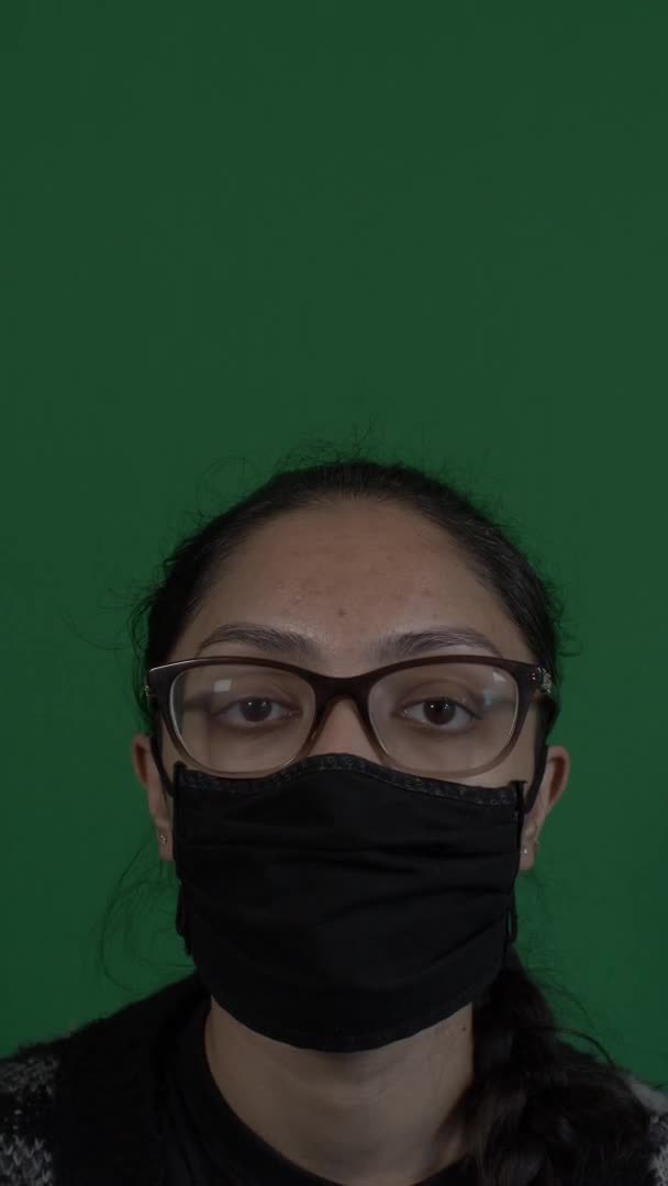 Mujer Joven Con Gafas Máscara Facial Mirando Cámara Vídeo Vertical — Vídeo de stock