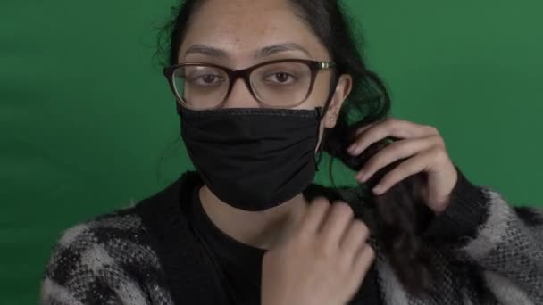 Młoda Dorosła Kobieta Maską Twarzy Bawiąca Się Włosami Zielony Ekran — Wideo stockowe