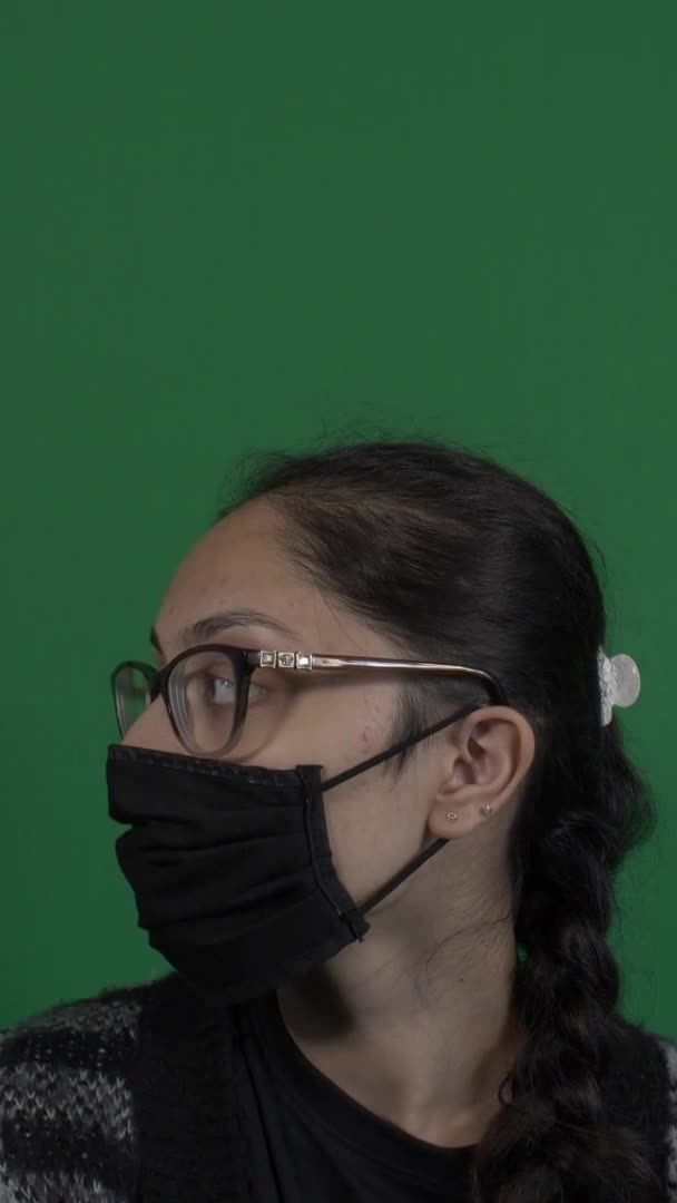 Mujer Joven Adulta Usando Máscara Algodón Mirando Derecha Vídeo Vertical — Vídeo de stock