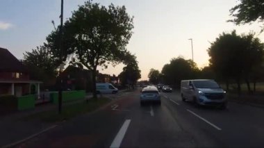 Akşam Günbatımında A312 Mandeville Yolu boyunca POV Sürüşü. Görüntüyü Takip Et