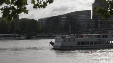 Millbank Köprüsü yakınlarındaki Thames Nehri 'nde demirli boş Mercia Parti Teknesi. Kilitli